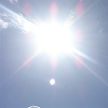 Soleil brillant dans un ciel bleu pour illustrer la lumière nécessaire aux San Pedro