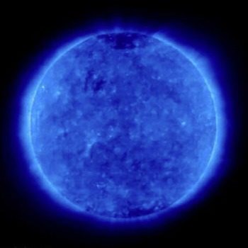 Soleil bleu pris en photo avec un filtre, montrant les rayons ultraviolets, illustrant l'impact des UV sur les cactus San Pedro